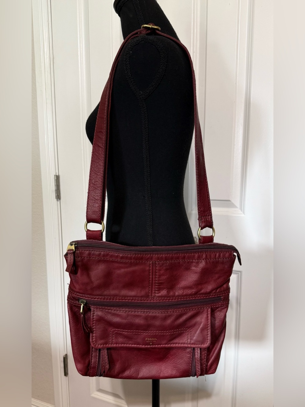 Fossil Red Cowhide Leather Crossbody Bag Pockets Zipper Top Adjustable Strap